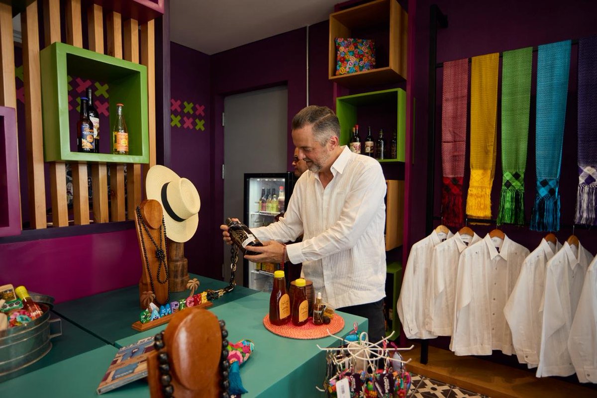 JLavalleMaury's tweet photo. Inauguramos la nueva tienda #HechoEnCampeche en la terminal del @TrenMayaMX #Campeche, un espacio que permitirá acercar el talento y la calidad de nuestros emprendedores y empresarios a más consumidores.

Este logro es resultado del trabajo coordinado entre el sector empresarial y las instituciones, generando nuevas oportunidades de comercialización para los productos locales y fortaleciendo la economía de nuestro estado.

¡Porque lo Hecho en Campeche está bien hecho! #EconomíaCampeche #HechoEnCampeche
