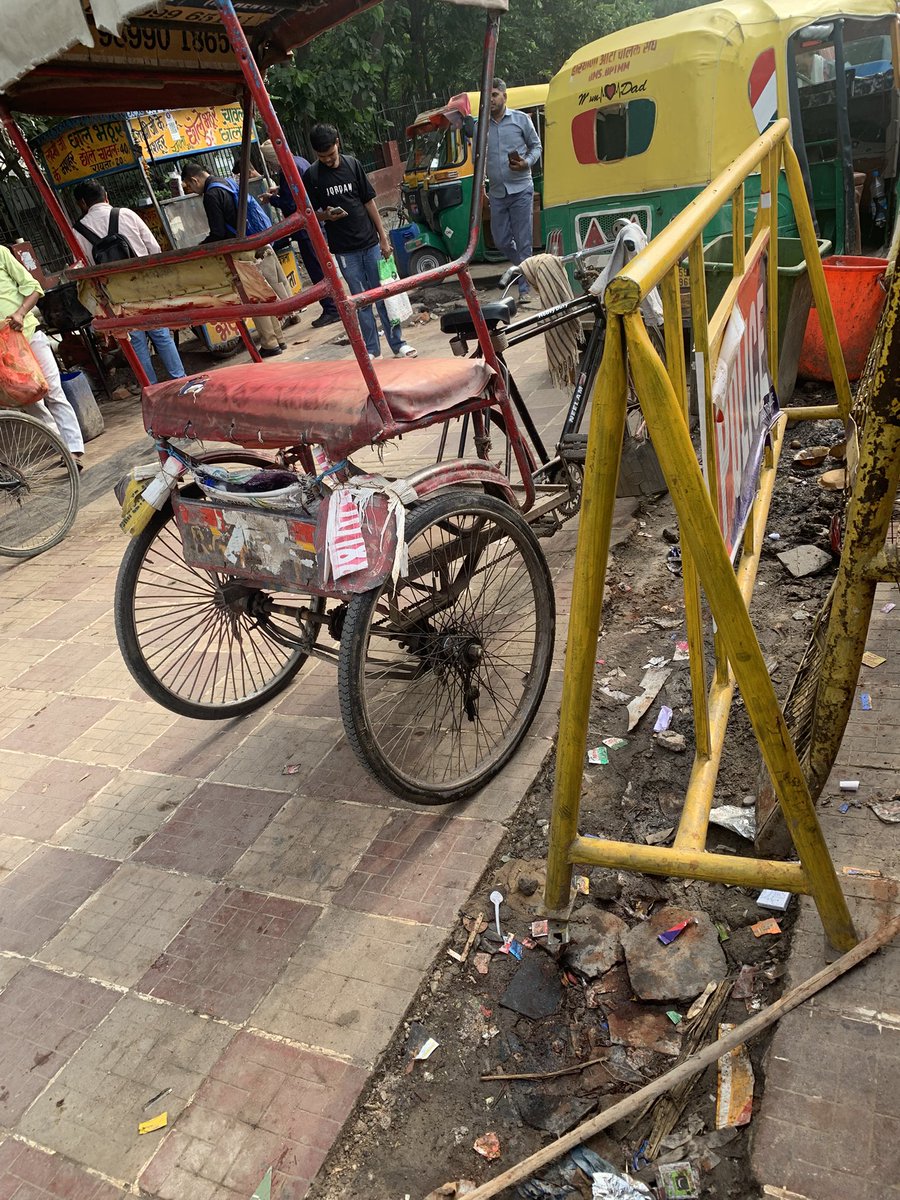 YelahankaForAll's tweet photo. @OfficialGMDA @DC_Gurugram @MunCorpGurugram dirt and trash just outside the HUDA City Center Metro (A Bengalurean travelling to Millenium City) https://t.co/ELkPHuZjtP