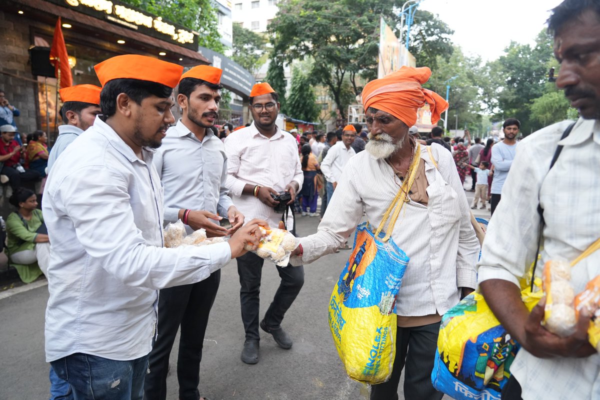 ChDadaPatil's tweet photo. वारी म्हणजे केवळ एक सोहळा नाही, ती संस्कारांची आणि माणुसकीची शिकवण आहे. आषाढी वारीसाठी पंढरपूरकडे निघालेल्या जगद्गुरु तुकाराम महाराज आणि ज्ञानेश्वर माऊलींच्या पालख्यांचे पुण्यनगरीत आगमन झाले. 

ऊन-पावसाची परवा न करता केवळ विठ्ठल भेटीच्या ओढीने निघालेल्या या 'विठ्ठल माऊलींच्या' चरणी छोटीशी 'प्रसाद सेवा' करण्याची संधी मिळाली.  ही सेवा विठूमाऊलींच्या चरणी अर्पण करतो.

📍 पुणे 

#AshadhiWari2026 #PalkhiSohala #DnyaneshwarMauli #JagadguruTukaramMaharaj  #Wari2026