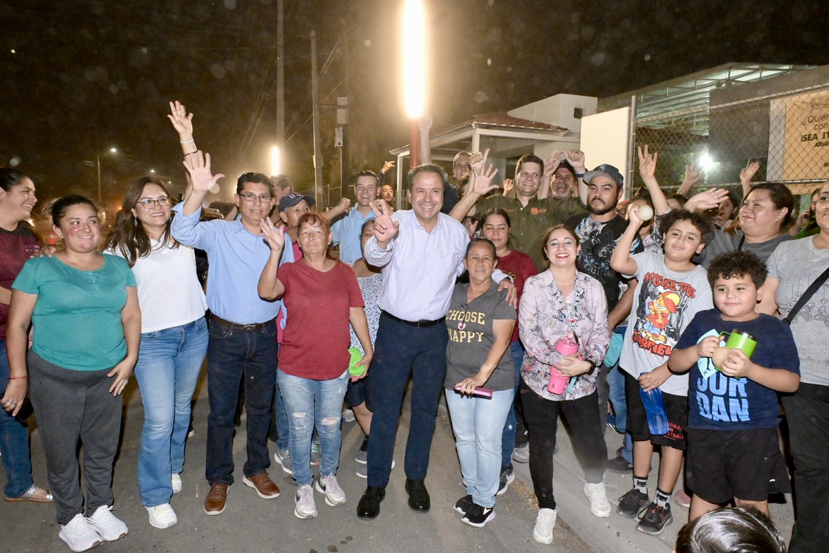tonoastiazaran's tweet photo. Antes de que nos llegara la lluvia entregamos un nuevo tramo Camina Segura alrededor de la Primaria Simón Bolívar y la Primaria Ignacio Zaragoza. 💡🌧️

Se instalaron 13 nuevas luminarias para que estudiantes, madres y padres de familia, vecinos y usuarios del transporte público recorran la zona con mayor seguridad. 👏🏼
¡Vamos por más cambios para Hermosillo!