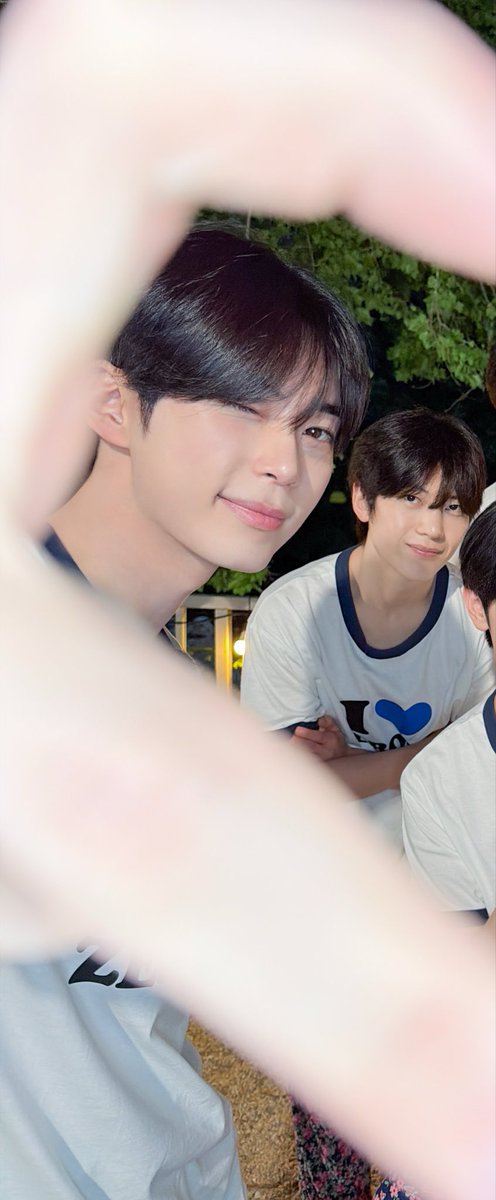 GIFMING_'s tweet photo. 착시더라도 옆자리 사수 https://t.co/ZR9ZlQGOlN