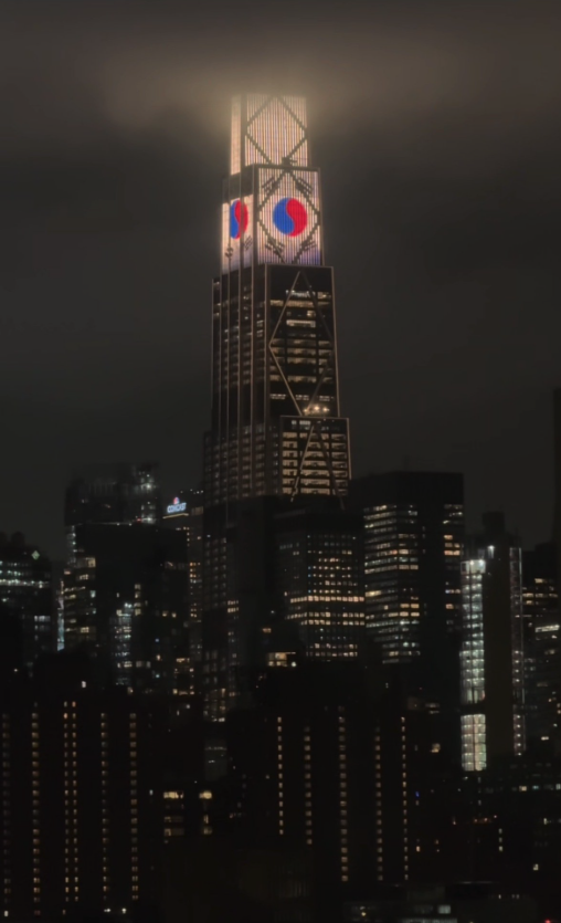 hangul's tweet photo. 하이닉스 상장 주관사인 JP Morgan, 하이닉스 상장을 기념하기 위해 뉴욕 본사에 태극기 조명 띄움 https://t.co/SiKqncvd7F