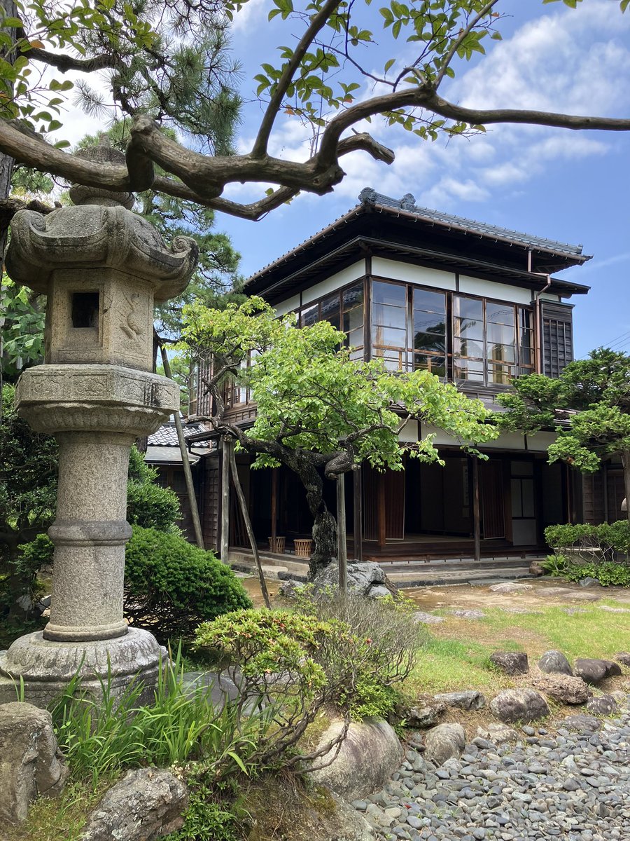 hoppo_bunka's tweet photo. 中央区南浜通の新潟分館です☀️
１枚目はバス通に面した正面側です。
２枚目以降、建物の全体は庭園側からだとわりと見やすいです👀
雨天時はすべりやすく庭園には出られませんので、晴れの日にご来館の際はぜひ庭園も散策なさってみてください。

https://t.co/FnmLtPDxT4 https://t.co/WNCKx9TbT2