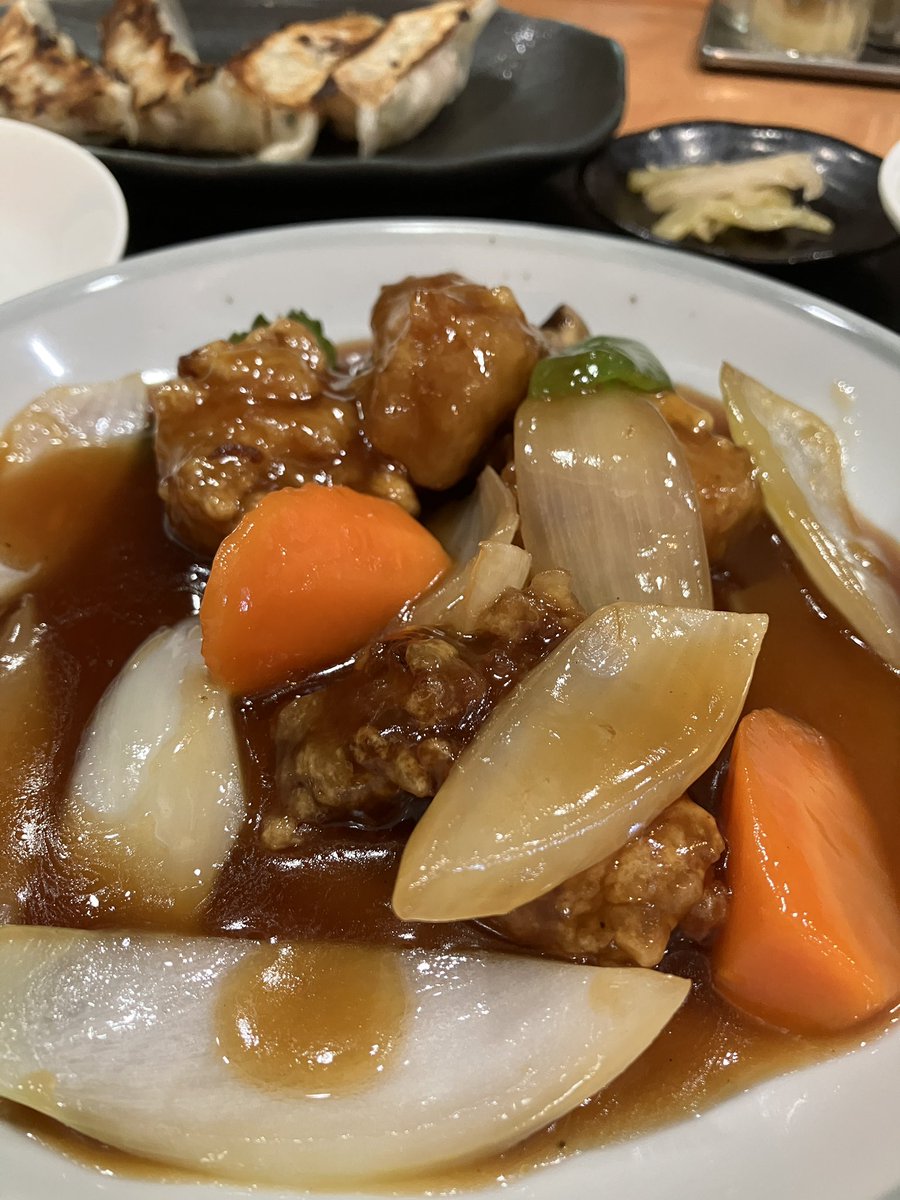 sanonikuo's tweet photo. 美味しいと評判の老舗町中華で、酢豚にチャレンジ。
大学生の頃、アパートの下に『餃子会館』と言う名前のくせに餃子はそうでもなく、唐揚げ定食が死ぬほど人気のお店があった。やや無愛想な、犬みたいな顔をしたおじさんの作る酢豚が、人生一位で。今回もウェイティングシートを守り抜いた。 https://t.co/TQ1uieyh6H