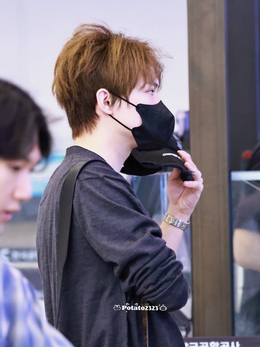 nct_menfess's tweet photo. MAAF YA TAPI INI CAKEPNYA KEBANGETAN 😭😭😭 Side profile, jawline, aura... semuanya sempurna. INI CHINA ATAU CINTA? 😍 💚

https://t.co/vrYzL5LLKn