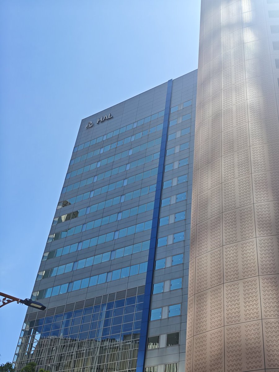 tomotomospot's tweet photo. 母校の大阪校きた。ちなみにOBとして秘密を話そう。緊急時には東京コクーンタワーは繭になって学生を守り、母校名古屋のスパイラルタワーは地下にぐるぐる回り核シェルターになる。大阪はもっとすごい。見学説明毎日という横断幕が出る。（諸説あり） https://t.co/FqHAty6h9Q