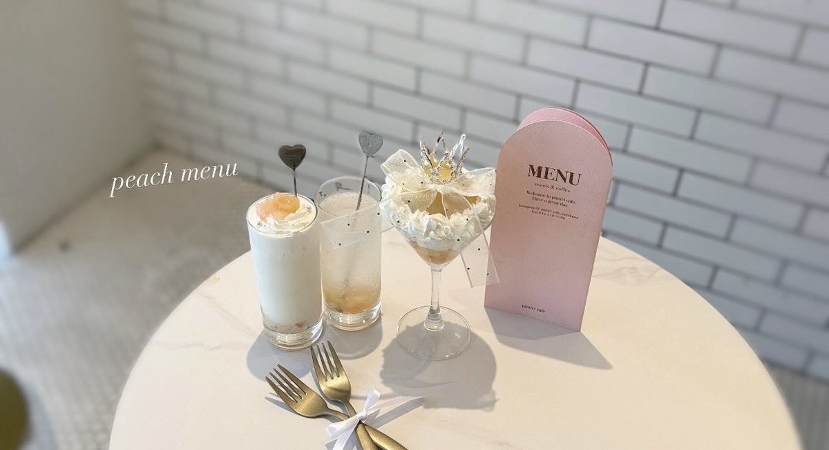 CafePimiri's tweet photo. 桃パフェって最近¥3,000〜¥5,000台も多いけど、
pimiriの桃パフェは¥2,000で出します🍑

半分まるっと桃、ティアラ、シアーなきらきらドットのホワイトリボン付き👑🎀

果肉ごろごろピーチミルクやピーチソーダを足しても¥3,000台🫧

7/11（土）START
桃好きさんに届いてほしい…

#pimiricafe https://t.co/Faxch5PjAa