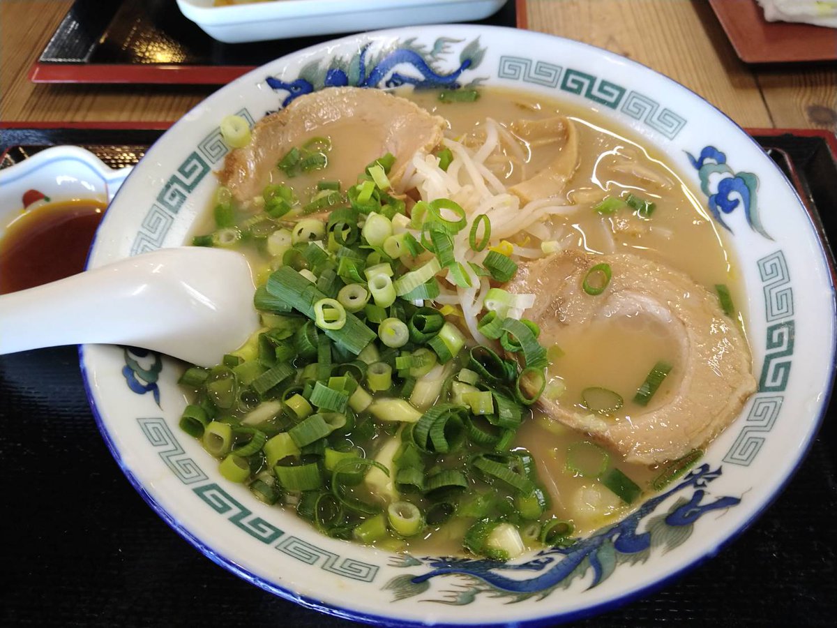 Hituzimoe's tweet photo. 妻とお昼ごはん♪♪
十数年前から気になってた「ながいきラーメン食堂」で僕はまぜ麺、妻は豚骨醤油ラーメンをいただきました。
めちゃめちゃ美味しかったです(⁠≧⁠▽⁠≦⁠)
もっと早くに食べるべきでした（笑）

#ながいきラーメン食堂 https://t.co/ZiGiCG164p