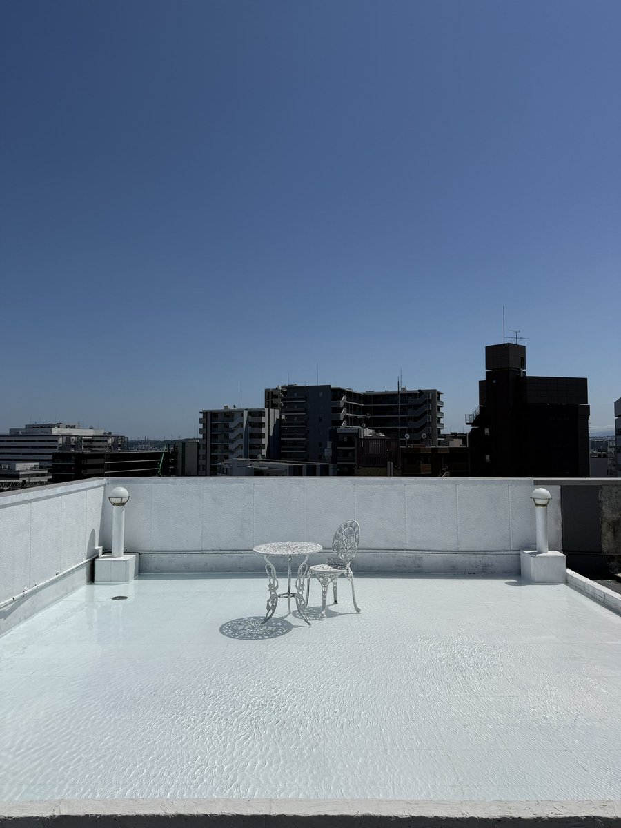 studio_aria1121's tweet photo. 【８階モルタル内　新有料エリア（Natural Tear Ripples…. 略してNTRブース）
サイズ約4.4ｍ×5.3ｍ×10ｃｍ】

※水は予約日ごとに入れ替えてます※

ご利用料金 グループ内人数×￥3,000 (例：被写体1名＋カメラマン1名の場合、6,000円)※バスタオル、ガウン貸出ないです注意※

予約希望の場合は備考欄に番号を記載。
 
ご利用可能時間
①【12:20～14:20】
②【15:20～17:20】
③【18:20～20:20】（夜延長利用者のみ）
 
日中での撮影、LEDライトなどを使用しての夜撮影など 色々行えると思います！
※注意※ 利用希望者は事前予約をしてください。
有料エリアなので事前予約をしていない方は入れません！
 
※下記内容は運用後変更する場合がありますのでご注意ください！
撮影したらタグ付きで写真載せてください（制作したオーナーが喜びます）
 
カメラマンさん向け注意事項
・スタジオ受付貸出しのスタンドは使用不可（強風に勝てない為、別途頑丈なセンチュリースタンド1個貸出）
・強風に勝てるスタンドをご持参ください（専用貸出のスタンドは探し中）
・スタンド本数制限２本（カメラマン１人あたり）
・灯数制限は3～4で考え中です
・ブームスタンドは大変危険ですので使いたい際は当日スタッフの注意事項説明を聞いて使用して下さい
・左右の建物にフラッシュ、過度な光量でLEDを使うなどは禁止（屋外ブースの規約を確認）
・周りの壁が低いため機材の高さ注意
 
ブース注意事項
・水を汚す事は禁止
・持参の布等は使用可能（風強いから注意）
・スタジオ用意の小道具は使用不可
・スタジオ規約は厳守でお願いします。
・屋外ですので水分補給等忘れずに無理のない撮影を！
 
衣装について
・ラメ、スパンコール、羽、劣化した素材等によってスタジオ内を汚す恐れのある衣装禁止。
・露出のある衣装は事前申請を！
 
その他は運用後追加予定
 
よろしくお願いいたします！
#スタジオアリア
#撮影