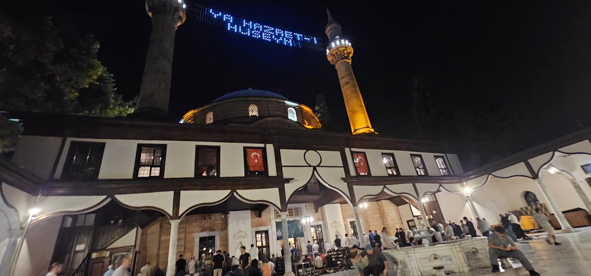 Bursavakiflar's tweet photo. Vakıflar Genel Müdürlüğümüz'ce her perşembe akşamı Emir Sultan Camii'nde gerçekleştirmiş olduğumuz yatsı namazı ve tesbihatı sonrası çorba ikramımızı yaptık. 
Peygamber Efendimizin Ehli Beyti ve Emir Sultan Hazretleri'nin büyük ceddi Hz. Hüseyin'in ve Vakıf Bânîlerinin ruhları şâd olsun. 
Muharrem ayımız mübarek olsun inşaallah.