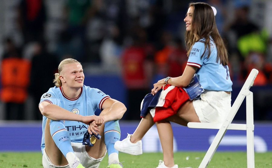 ZAMENZA's tweet photo. Após a final da Liga dos Campeões, o jogador Erling Haaland buscou uma cadeira para a sua namorada (Isabel Haugseng Johansen) e depois sentou na sua frente para admirá-la. https://t.co/JibBRQDqwN