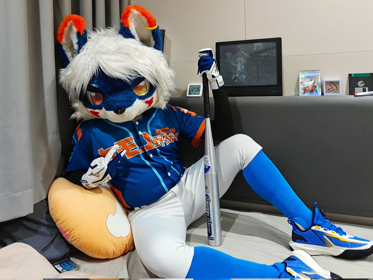 KumiFox's tweet photo. #FursuitFriday  ///  庫   米 ///
———————————— 🦊
这周末法棒球服的毛五好多哦
 丨- 『⚾ ✓』
📸：@WOLFN42_CN https://t.co/Htk8EKCNWa