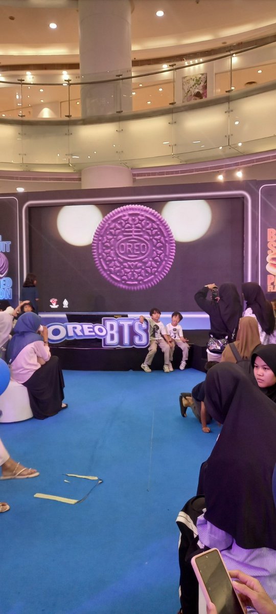 SntyaaYa's tweet photo. Lagi muter-muter gabut di Lotte Shopping Avenue, tiba-tiba salfok kok ada keramaian gemes gini 😭 pas disamperin ternyata lagi ada event seru! Dekorasi wall-nya lucu parah buat foto-foto, terus vibes orang-orang di sini pada seru banget asli. https://t.co/1HECnJGmEw