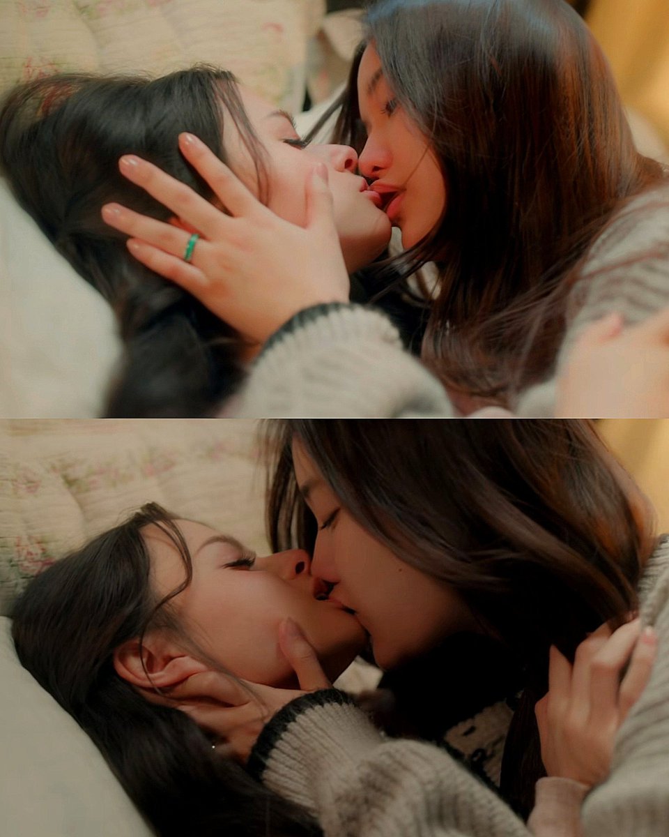 acervofreenbeck's tweet photo. Sis sobre cenas de amor.

🔥: “A cena de amor (São as mais difíceis).”

🔥: “O difícil é porque somos amigas, e uma cena de amor precisa vir de sentimentos verdadeiros. Nós realmente precisamos sentir aquela cena, precisamos nos tornar os personagens...

Sisss sobre cenas de amor.

🌷: “É tranquilo, não precisamos nos preocupar com nada. Nós usamos nossos sentimentos... Os sentimentos dos personagens. E não precisamos nos preparar tanto uma com a outra como de costume.”

🪽: “As cenas de amor, nós simplesmente deixamos os sentimentos fluirem.”

Engraçado que... Quem lembra da fofoquinha dos bastidores? 👀

🔥: “Na mesa de jantar, estávamos conversando sobre cenas de amor. A N’Freen me perguntou: ‘Você nunca fez uma cena de amor antes?’ Eu respondi: ‘Não, nunca. Essa é a minha primeira vez.’ E ela disse que não era difícil. A N’Bec também disse: ‘Não é difícil de jeito nenhum. Eu acho que cenas de amor são fáceis, provavelmente as mais fáceis.’ Como eu assisti à série delas, The Loyal Pin, eu acredito nisso. Eu realmente acredito. Pelo que vi, foi tudo muito natural. As partes que elas interpretaram foram lindas e muito fluidas...”