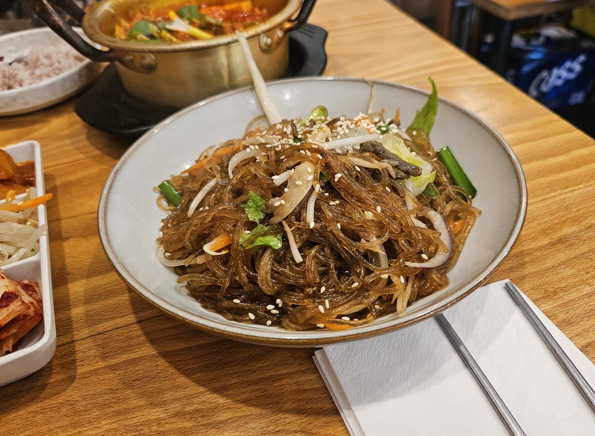 AddoilFrankie's tweet photo. #午間放毒時間 
#London 
#美食推 
店名： Imone 
有種韓國嘅感覺

Bossam £25
仲以為有啲生菜包包住嚟食添，不過啲五花腩入口即融，油膩感低，因為有隻醬係豆醬，加少少包住片泡菜，好正

Japchae £11.90
好似香港嘅豉油王炒麵，好食！

（1） https://t.co/kqFPTfmgDn