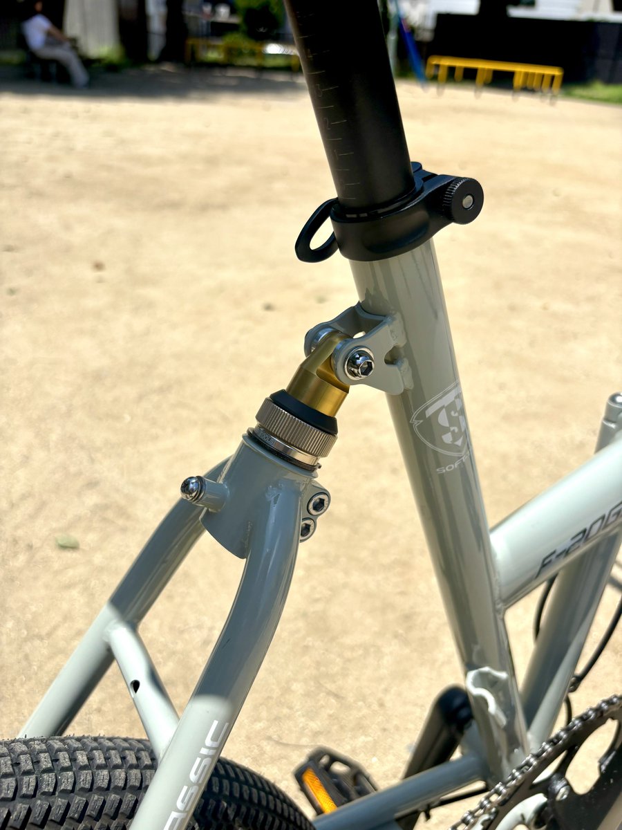 wilier_love's tweet photo. 予約金上納したんで心置きなくインプレ✨ウチの多頭軍団の中でも多分最上位になる乗り心地の良さ。ソフトテールは偉大。チューブレスレディ対応。タイヤはインナー入れるとサイドがギリギリなんでBILLYが限界かも💦冬のボーナスで増車検討してる方は絶対今のうち試乗オススメしとく🤟🏻#KHS #F20GS https://t.co/OtyYBlnNuh