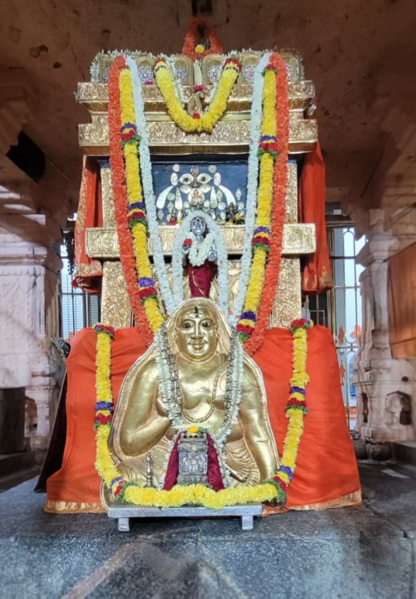 Jaggesh2's tweet photo. ಇಂದಿನ ರಾಯರ ಬೃಂದಾವನ ಅಲಂಕಾರ ದರ್ಶನ 🙏 https://t.co/SM0ic558No