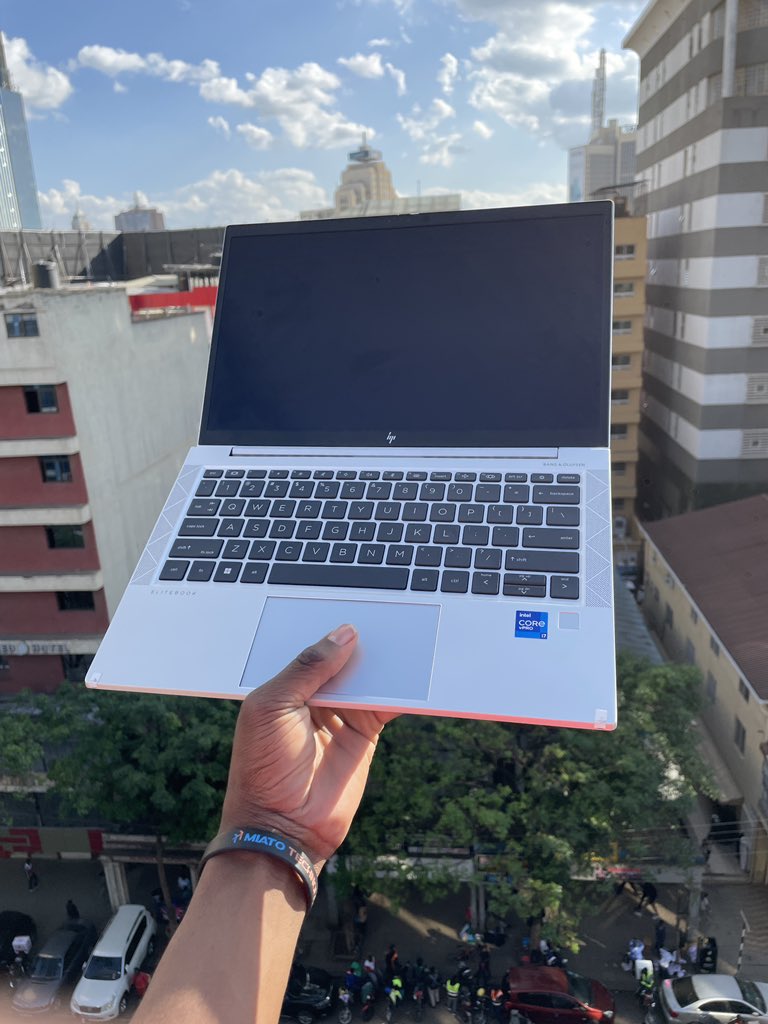 bozgabi's tweet photo. Ukiwa na Laptop kama hii unaeza fanyia nini?😁 https://t.co/QogEwEz0V7