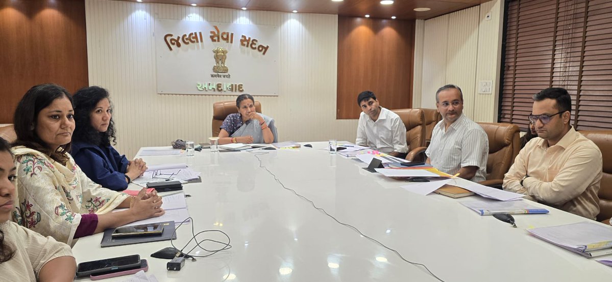 CollectorAhd's tweet photo. આજરોજ કલેક્ટર કચેરી ખાતે માન.અધિક મુખ્ય સચિવશ્રી(મહેસૂલ) @JayantiRavi ની અધ્યક્ષતામાં iORA Disposal, ભૂમિ સીમાંકન પાયલોટ કામગીરી, ILR કચેરીઓની વ્યવસ્થા, E-dhara, જમીન સંપાદનના અગત્યના પ્રોજેક્ટ તથા અન્ય મહેસૂલી કામગીરીની સમીક્ષા બેઠક યોજાઈ.
બેઠકમાં કામગીરીની પ્રગતિની વિસ્તૃત ચર્ચા કરવામાં આવી. વિવિધ મુદ્દાઓના સમયબદ્ધ અને અસરકારક અમલીકરણ માટે જરૂરી સૂચનાઓ અધ્યક્ષસ્થાનેથી આપવામાં આવી.