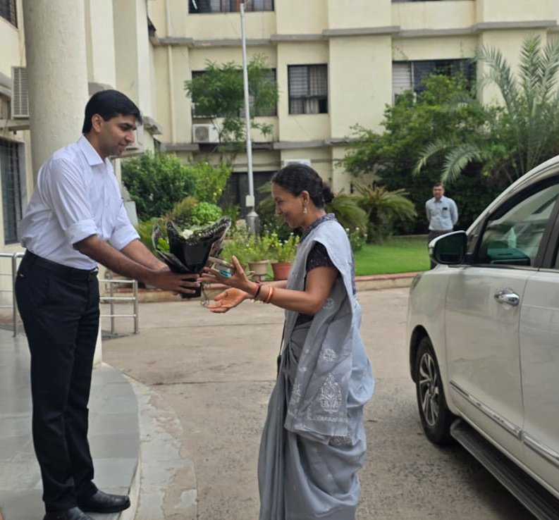 CollectorAhd's tweet photo. આજરોજ કલેક્ટર કચેરી ખાતે માન.અધિક મુખ્ય સચિવશ્રી(મહેસૂલ) @JayantiRavi ની અધ્યક્ષતામાં iORA Disposal, ભૂમિ સીમાંકન પાયલોટ કામગીરી, ILR કચેરીઓની વ્યવસ્થા, E-dhara, જમીન સંપાદનના અગત્યના પ્રોજેક્ટ તથા અન્ય મહેસૂલી કામગીરીની સમીક્ષા બેઠક યોજાઈ.
બેઠકમાં કામગીરીની પ્રગતિની વિસ્તૃત ચર્ચા કરવામાં આવી. વિવિધ મુદ્દાઓના સમયબદ્ધ અને અસરકારક અમલીકરણ માટે જરૂરી સૂચનાઓ અધ્યક્ષસ્થાનેથી આપવામાં આવી.