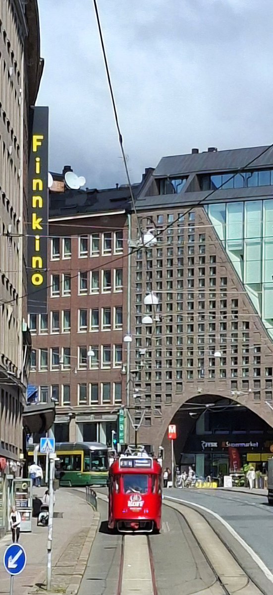 markomainio's tweet photo. Punainen raitiovaunu, SpåraKOFF, vaeltamassa Helsingin Kaisaniemessä.
Kaisaniemi on Helsingin keskeisimpiä ja historiallisimpia alueita, joka toimii tärkeänä solmukohtana rautatieaseman ja Hakaniemen välissä. #kaisaniemi #Helsinki #SpåraKOFF #kaisaniemenkatu #redtram #finnkino https://t.co/KbbsBbS595