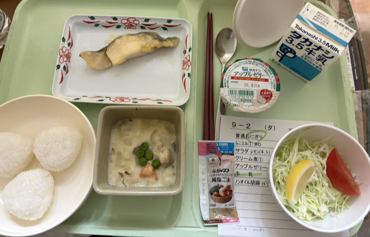 RabbitandWolf's tweet photo. 飯だ https://t.co/pqXQ9Q7i6c
