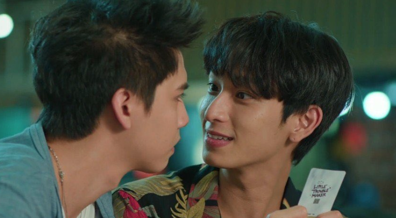 KeyTeaMeow's tweet photo. Guys come over here and look at Ssings!! he wants to devour Chimon, and we can't blame him cause Chimon is just too handsome and looks like a snack to Ssings!! omg!! The look in Chimon's eyes is like "oh I am in trouble" I love it!!! 🤎💛
#MatchPointTheSeries
#SingChimon https://t.co/AotyxKw1PC