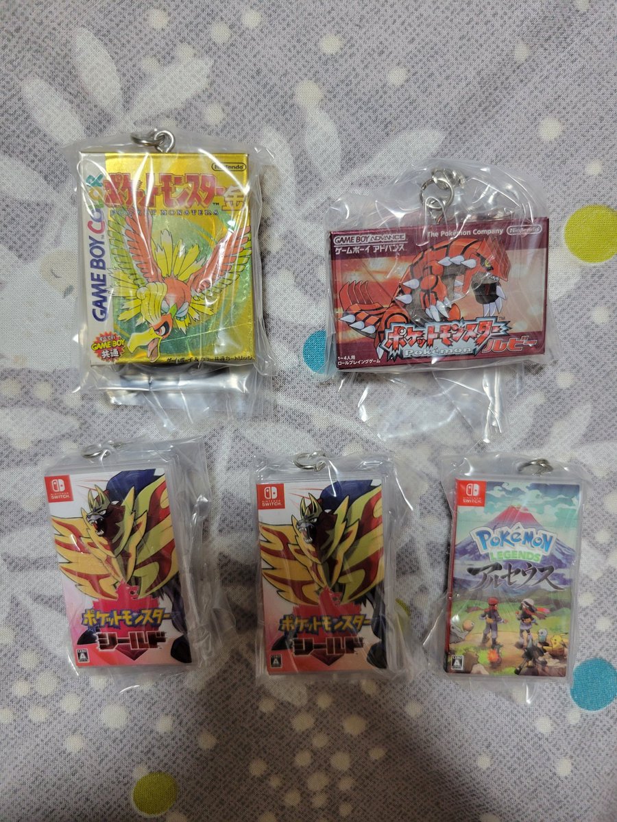 rt3915's tweet photo. 【交換】ポケモン パッケージ＆ゲームカード キーホルダーコレクション
【譲】金 ルビー シールド×2 アルセウス
【求】緑 バイオレット 銀 各1
左から優先順、出来るだけ纏めて交換優先
11日ポケパーク手渡し、または追跡可能な発送方法のみ。
取引に不安を感じる方はお断りする可能性があります https://t.co/QMnvsDhm6N