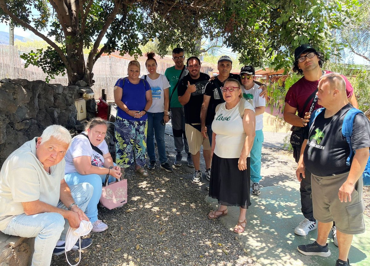 IASS_Tenerife's tweet photo. 🟤El Taller de Jardinería del C.O. Valle Colino #IASS disfrutó de una gran jornada de convivencia🚌 Visitaron la Finca Granja El Carretón en Arafo👩🏻🌾 para aprender sobre cultivo sostenible, y cerraron el día con un paseo marítimo por El Puertito de Güímar🌊👥 🌱 #Inclusión https://t.co/Du6X7KKBB0