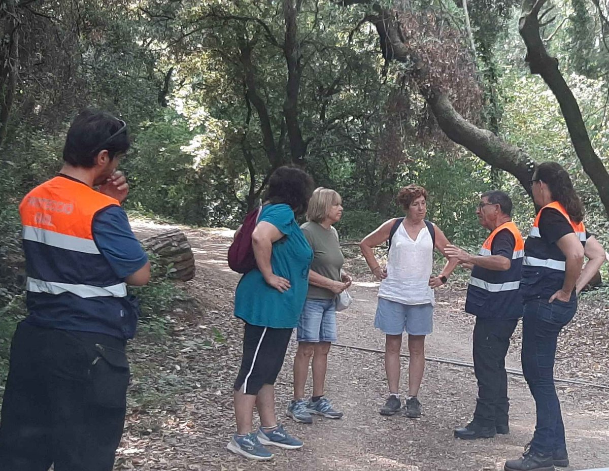 AVPC_Girona's tweet photo. Continuem fent serveis recurrents d'observació de columnes de fum i de control d'accés emmarcats en el pla #INFOCAT. Avui continuem amb #PlaAlfa nivell 4 i, per tant, són encara vigents les restriccions de circulació a la zona de les #Gavarres. https://t.co/m75jnTZLeL