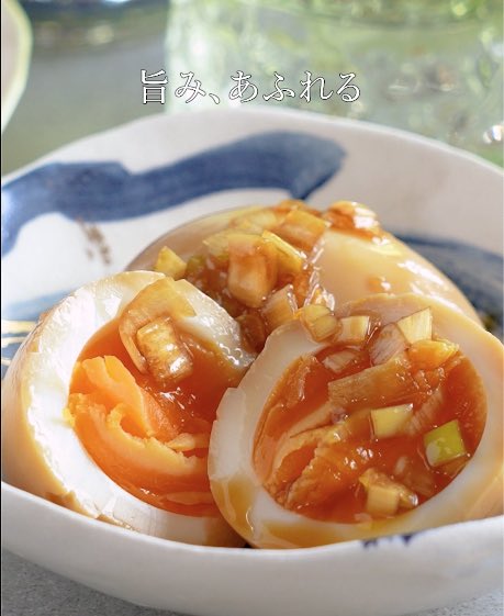 KURAND_RECIPE's tweet photo. 【ねぎが主役】ネギだく中華味たま

香味ねぎをたっぷりまとった、とろ〜り半熟味玉。オイスターソースを隠し味に加えた香味ねぎだれが、半熟卵によく絡んで、一口食べると止まらない◎さらに、香味ねぎとオイスターソースの旨みが、お酒の味わいと重なり、最高。ぜひ、お気に入りの一杯と一緒に… https://t.co/SHydNgWXZw