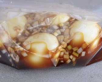 KURAND_RECIPE's tweet photo. 【ねぎが主役】ネギだく中華味たま

香味ねぎをたっぷりまとった、とろ〜り半熟味玉。オイスターソースを隠し味に加えた香味ねぎだれが、半熟卵によく絡んで、一口食べると止まらない◎さらに、香味ねぎとオイスターソースの旨みが、お酒の味わいと重なり、最高。ぜひ、お気に入りの一杯と一緒に… https://t.co/SHydNgWXZw