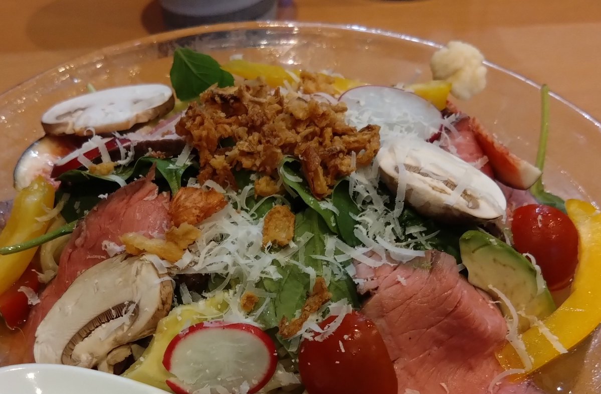 albert5237lee's tweet photo. 中華蕎麦はる@下井草

【夏季限定】ローストビーフのサラダ冷麺(¥1,280)
大盛(¥150)
杏仁豆腐(¥280)

美味ーーい😆
ローストビーフが柔らか〜い🎉
アボカドやミニトマト、マッシュルーム、パプリカなどなど…甘い果物は何だろう？…とにかく夏を感じる爽やかな冷麺でした✨〆は杏仁豆腐💕
次は辛口で🎵 https://t.co/lCkEA0sOEk