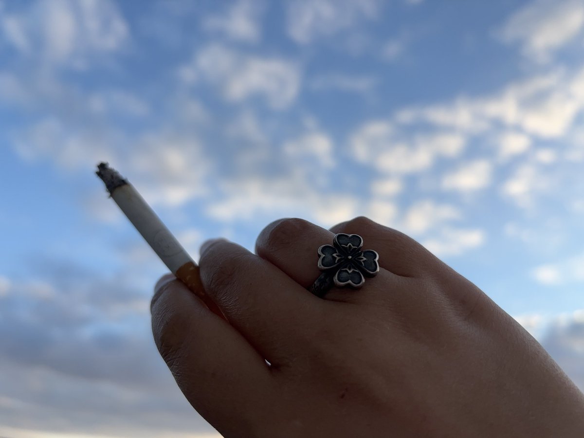 marble1218's tweet photo. がなる夕空のなか、ラッキーストライクを吸う。
チバさん。届いてる？ https://t.co/DduPAju1tA