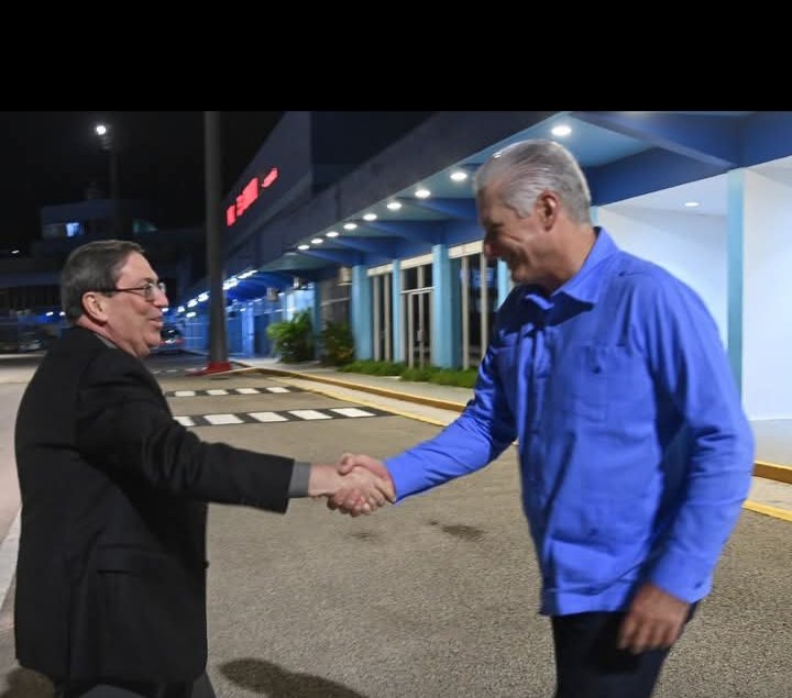 arochamolina71's tweet photo. 🇨🇺| El Primer Secretario del Comité Central del Partido Comunista de #Cuba  recibió en la madrugada de este viernes en la Patria al canciller Bruno Rodríguez Parrilla, luego de la histórica sesión de la Asamblea General de la Organización de Naciones Unidas. #CubaNoEsUnaAmenaza https://t.co/iryC5F9kHO