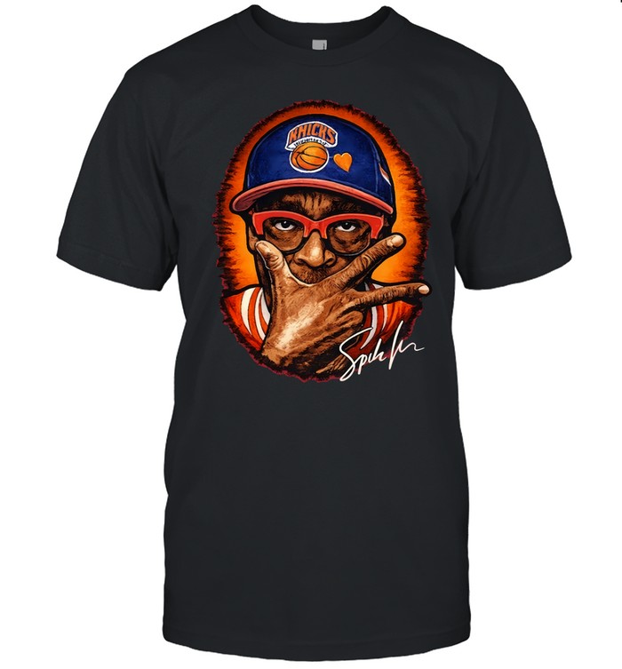 reallymerch's tweet photo. Show your love for the Knicks with the New York Knicks Superfan Spike Lee Signature Graphic T-Shirt! 🏀✨ Perfect for every fan, this is a must-have for your game day look. Grab yours below!
https://t.co/qwkgydM75u https://t.co/qRAwpTBJiC