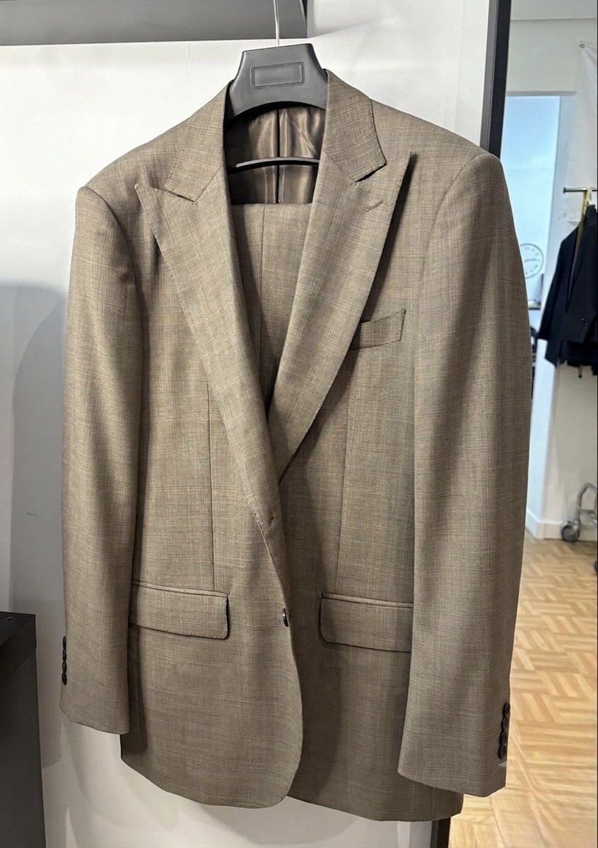 by53street's tweet photo. No todo lo que hacemos son trajes azules y grises. 

Os enseño esta pasada de traje con un patrón Príncipe de Gales que es puro espectáculo de cerca.

Una base tierra perfecta cruzada por sutiles líneas celestes y cobres. https://t.co/qvqRQ42Wm8
