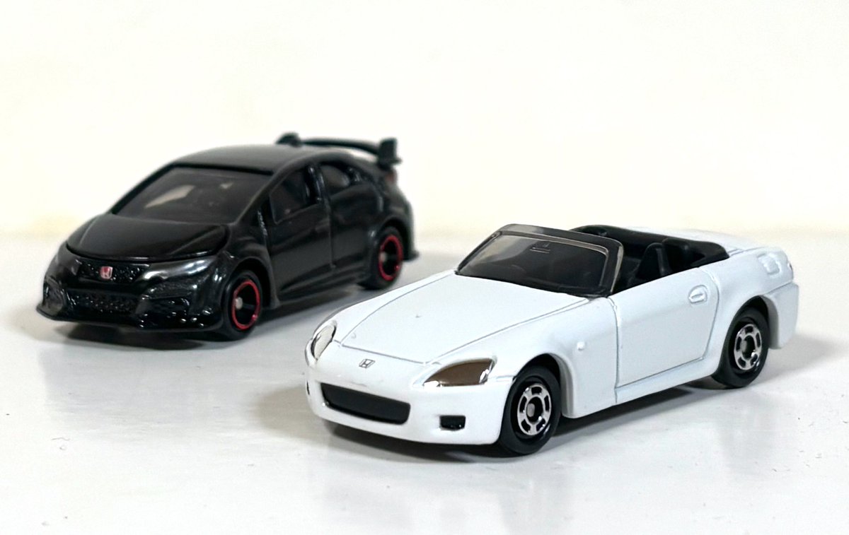 TomicaLabo's tweet photo. 食玩の新作、トミカinガレージが到着

車種はS2000(1999)からスカイライン(2020)まで幅広いラインナップです。

S2000のホワイトは実に25年ぶりの登場、シビックは黒というよりガンメタに近いカラーです。

全車種なかなか良いカラーですが、これに1200円出せるかどうかは賛否分かれそうです。 https://t.co/5hLLTWcVKu