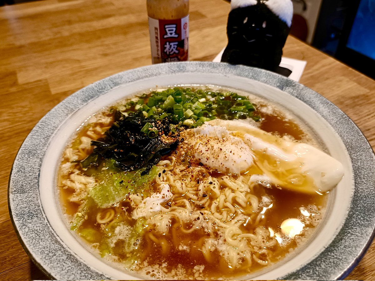 shiratanuki's tweet photo. 昨夜はイカとレタスのバター醤油パスタ、大根と鶏ひき肉のうま煮

本日お昼は袋らーめんの出前一丁、だった https://t.co/8bd1Bz8FJw