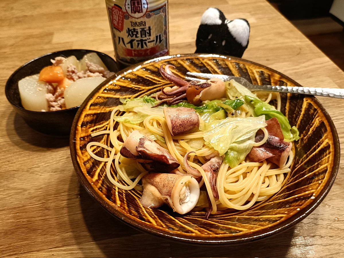 shiratanuki's tweet photo. 昨夜はイカとレタスのバター醤油パスタ、大根と鶏ひき肉のうま煮

本日お昼は袋らーめんの出前一丁、だった https://t.co/8bd1Bz8FJw