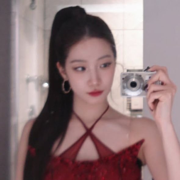 g1rlmagazine's tweet photo. 📌 a thread of ponytails being zuha's best hairstyles https://t.co/MpnurAUvjF