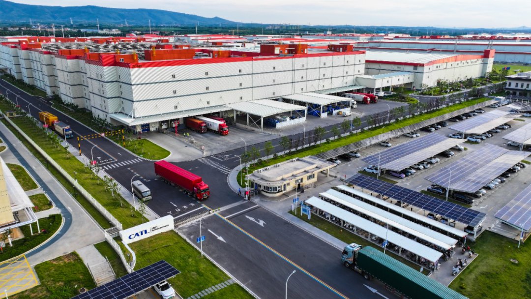Luoyangnow's tweet photo. 🏭 Powering the future from Luoyang! As one of CATL's 13 global bases, the Zhongzhou Times NEV production base has surpassed 16 billion yuan ($2.36 billion) in output this year, fueling high-quality growth in our city's new energy battery sector. https://t.co/Dz816A15Go