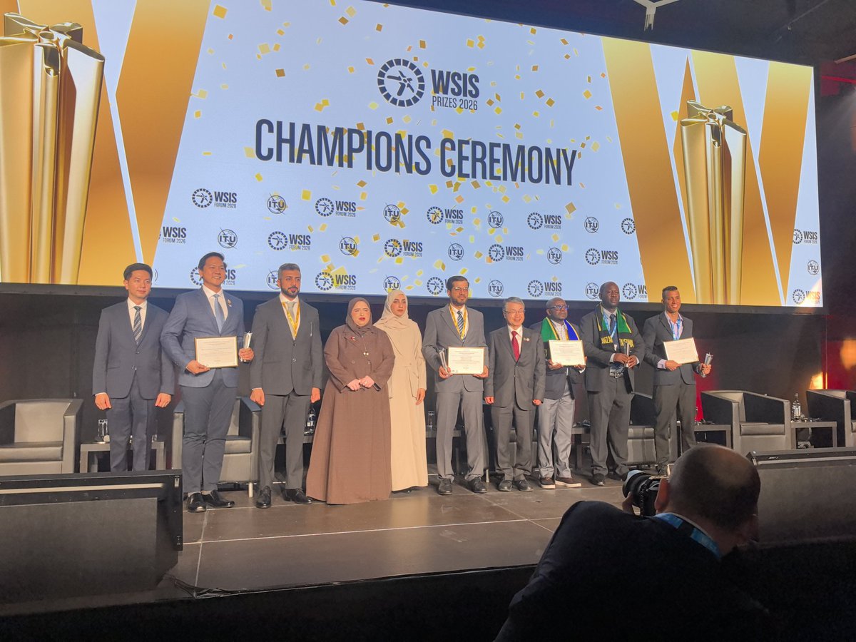 LidiaHid's tweet photo. Dentro de 18 proyectos nominados en la categoría C1 del CMSI Forum 2026, Servicios en Línea, portal de autogestión obtuvo la categoría de campeón. Elio Pérez recibió el premio, jefe de grupo de desarrollo. Un orgullo para #Cuba, @Mincom y @ETECSA_Cuba. #WSiS2026 #UIT. https://t.co/pg1dgDxInP