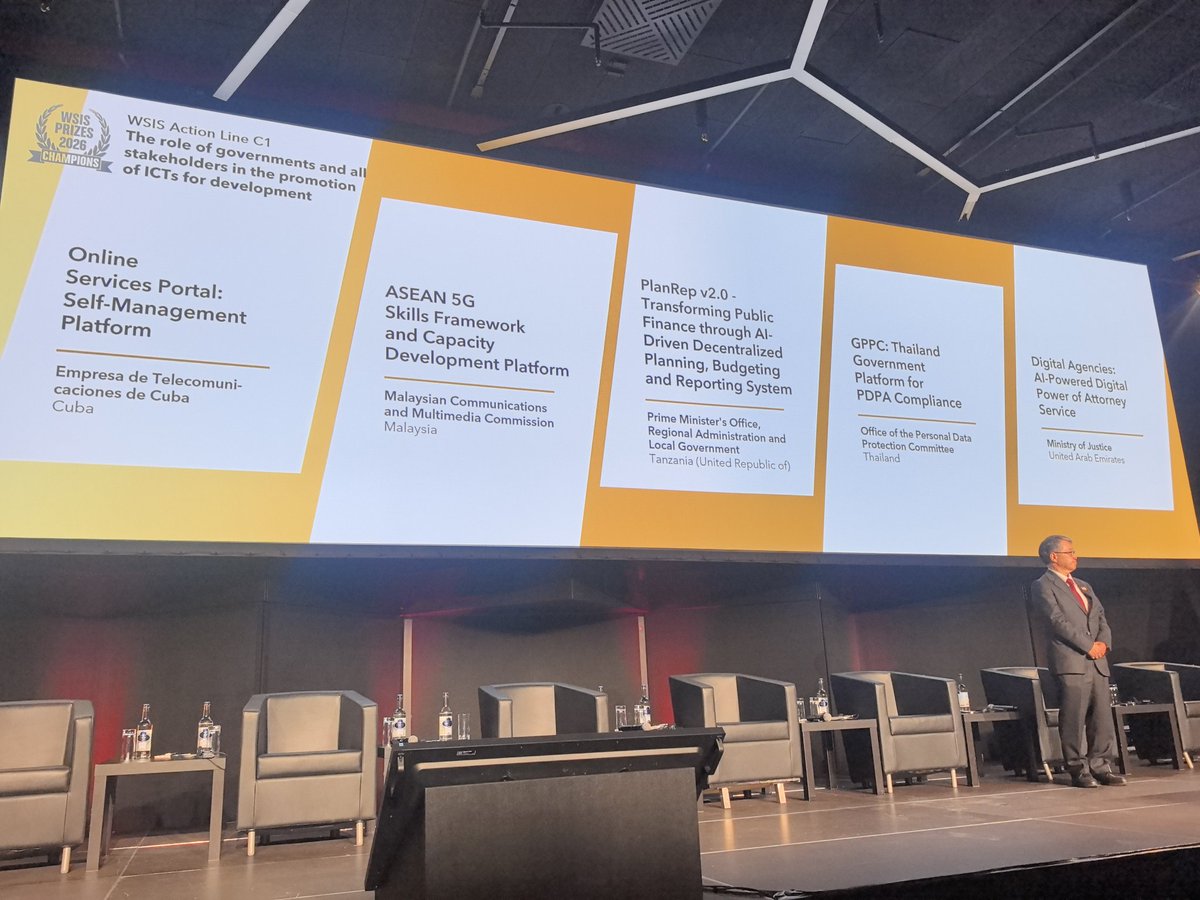 LidiaHid's tweet photo. Dentro de 18 proyectos nominados en la categoría C1 del CMSI Forum 2026, Servicios en Línea, portal de autogestión obtuvo la categoría de campeón. Elio Pérez recibió el premio, jefe de grupo de desarrollo. Un orgullo para #Cuba, @Mincom y @ETECSA_Cuba. #WSiS2026 #UIT. https://t.co/pg1dgDxInP