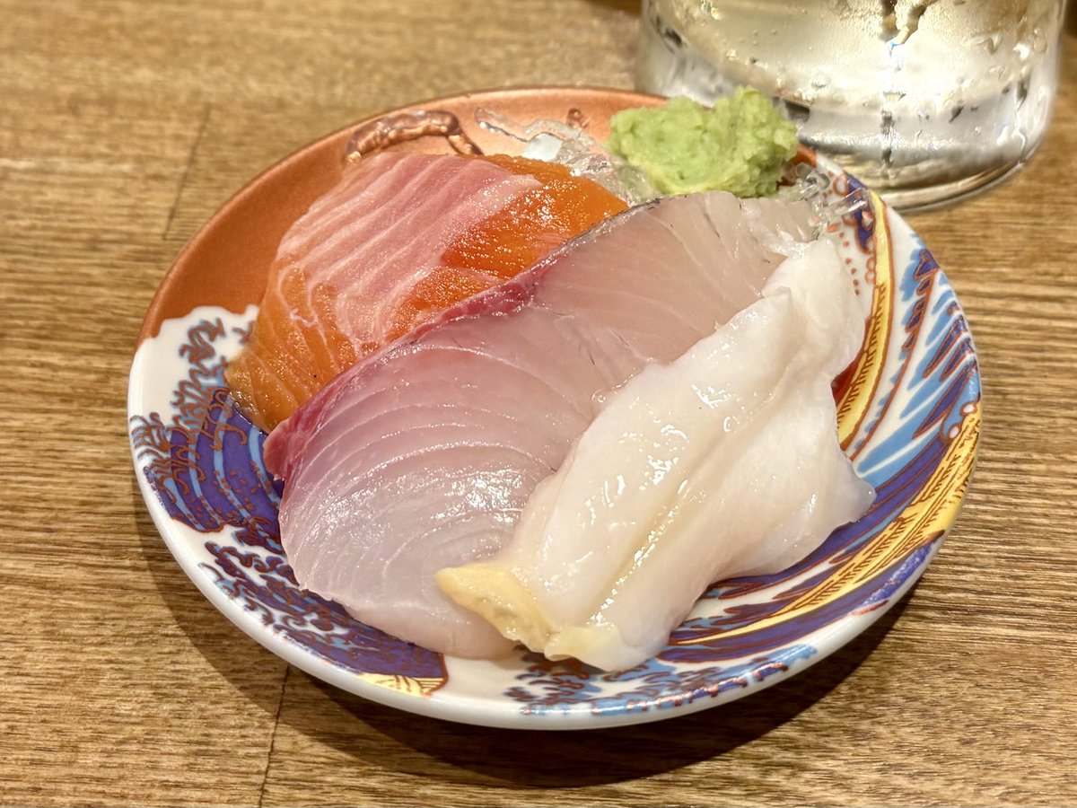 Hirunomiqueen's tweet photo. お通しのお刺身が美味しくてびっくり！
他おつまみも期待(っ ॑꒳ ॑c)ﾜｸﾜｸ
 #お通し刺身
 #ハイボール
 #新宿一慎
 #海鮮居酒屋
 #ハッピーアワー
 #昼飲み https://t.co/u21rqB2rbR