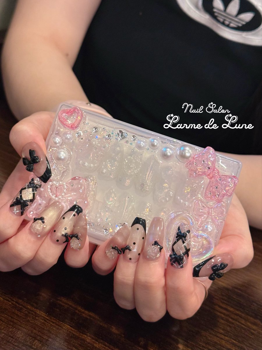 lar_d_lu's tweet photo. お客様たちがサンプルをみて
持って帰りたい〜🥺とよく言ってくださるので、
何か作りたいな〜っと
ネイルデコ��ースができました🎀

ネイルチップ台紙ごとしまえるので、
額縁のような雰囲気にもなってます…🪞🩰

小物も入りますので
ぜひ持ち歩いてときめいて欲しいです…😮‍💨🪽 https://t.co/ERG613FBWW