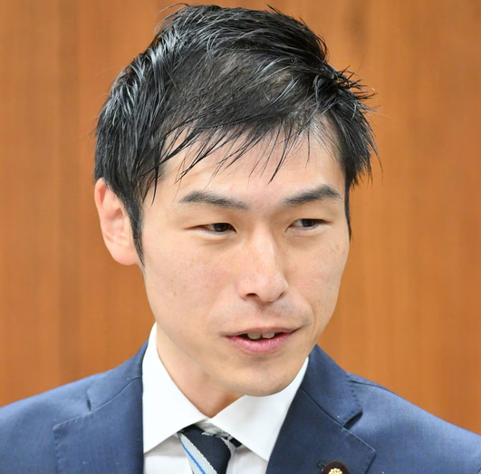 hoshusokuhou's tweet photo. 【悲報】野党「国旗損壊罪は基準が曖昧！」

立憲・鬼木誠「何が処罰対象になるのか分からない」
共産・山添拓「恣意的な判断によっていくらでも広がり得る」

なーに言ってんだコイツら。
日本には外国の国旗を壊したらすでに処罰対象になる法律があるだろーがｗｗｗ

韓国ですら自国旗の損壊は普通に一発アウトなんだが。