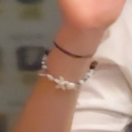 mewmoryy's tweet photo. คือไม่รู้เพราะคอนเซ็ปหนังเมื่อวานรึป่าวเลยใส่กำไลอันนี้ แต่แอบเขินอะมันมีความทะเล หอยเอย หินเอย เหมือนมีน้องคลื่นอยู่ข้างกายตลอดเวลา 

คันหัวเฟ้ย🫪🌊
cr. iimlylyn

#tthi_eks https://t.co/vKqy6Y4Nrx