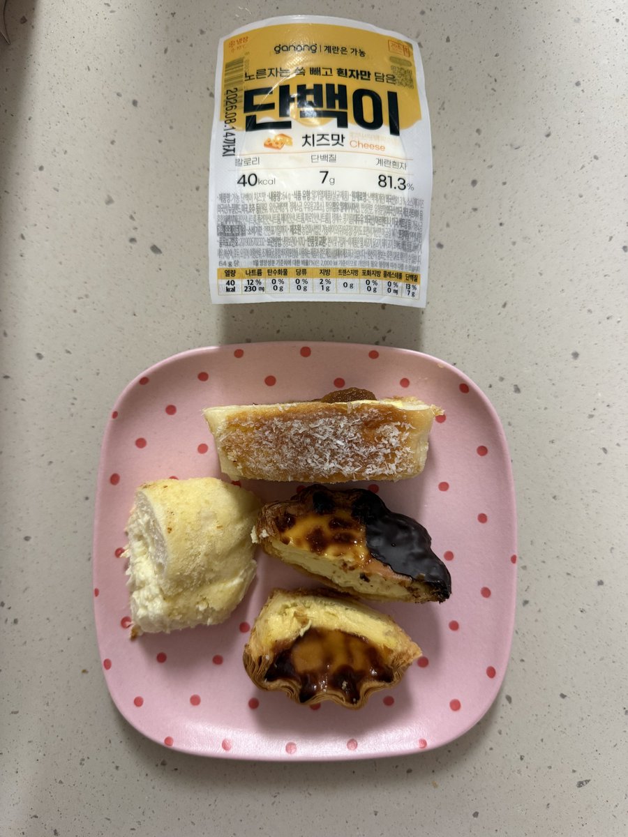 bbangjoang's tweet photo. #르미밥일기 260710♬

아점 머드스콘 더블크림oxo스콘+단백이+☕️

저녁 빵이것저것+단백이+얼그레이티 https://t.co/WEKnvutLNK
