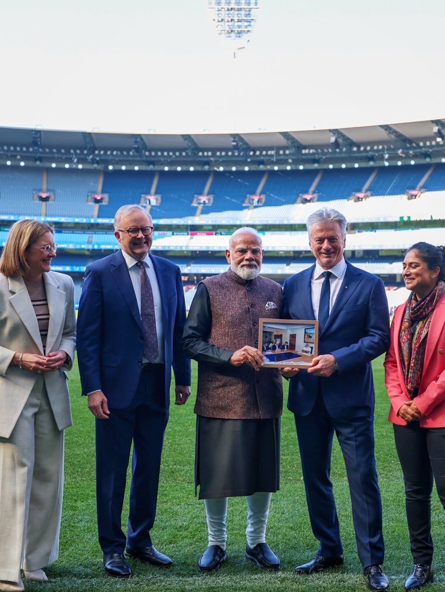 Anandliv's tweet photo. PM Modi gifted Steve Waugh an almost 20 year old photo when the cricketer had met him when he was the Gujarat CM
@PMOIndia 
@narendramodi 
@BJP4India https://t.co/cDjBbNmCEW